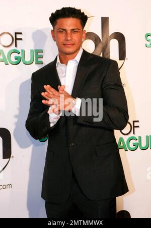 Pauly del Vecchio, alias Pauly D di Jersey Shore, cammina sul tappeto rosso alla prima di 'She's out of My League' tenutasi al Planet Hollywood Resort & Casino. Las Vegas, Nevada. 03/10/10. . Foto Stock