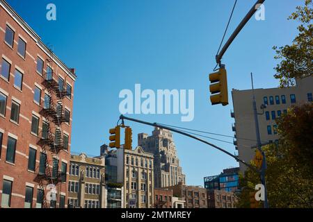 Semafori gialli sopra un incrocio nel centro di Manhattan Foto Stock