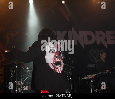 Benji Webbe, Mikey Demus, Daniel Pugsley e Arya Goggin si esibiscono dal vivo al Forum Kentish Town durante il tour del Regno Unito. Skindred ha appena pubblicato il nuovo album "Union Black" e si esibirà al Download Festival nel giugno 2011. Londra, Regno Unito. 05/07/11. Foto Stock