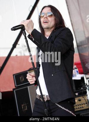 Il cantante americano Myles Kennedy suona dal vivo sul palco con il leggendario chitarrista Slash (noto anche come Saul Hudson) durante il Sunset Strip Music Festival del 2010. Los Angeles, California. 08/28/10. Foto Stock