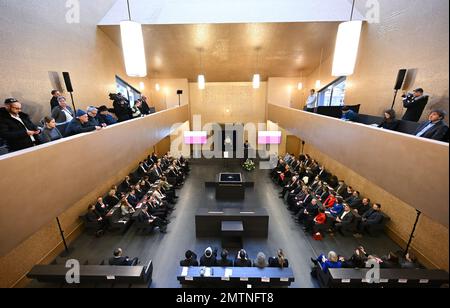 Magonza, Germania. 01st Feb, 2023. Gli ospiti si sono riuniti in una cerimonia nella Sinagoga Nuova. Durante la cerimonia viene presentato il certificato di riconoscimento del patrimonio mondiale dell'UNESCO dei cosiddetti siti di Schum. La designazione sta per la Renania-Palatinato città di Speyer, Worms e Magonza, che erano centri di apprendimento ebraico nel Medioevo. I siti sono stati inclusi nella Lista del Patrimonio Mondiale dell'UNESCO, l'Organizzazione delle Nazioni Unite per l'Educazione, la Scienza, la Cultura e la comunicazione con sede a Parigi, nel luglio 2021. Credit: Arne Dedert/dpa/Alamy Live News Foto Stock