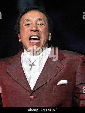 Smokey Robinson si esibisce al Diamond Ball & Private Concert a beneficio della Miami Children's Hospital Foundation presso l'American Airlines Arena di Miami, Florida. 10/4/08. Foto Stock