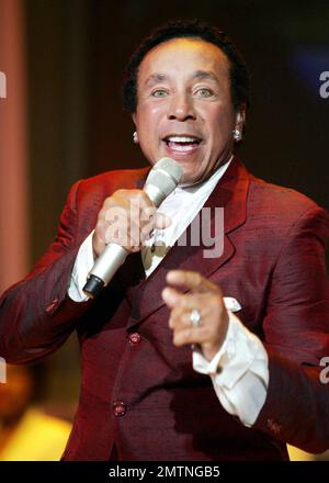 Smokey Robinson si esibisce al Diamond Ball & Private Concert a beneficio della Miami Children's Hospital Foundation presso l'American Airlines Arena di Miami, Florida. 10/4/08. Foto Stock