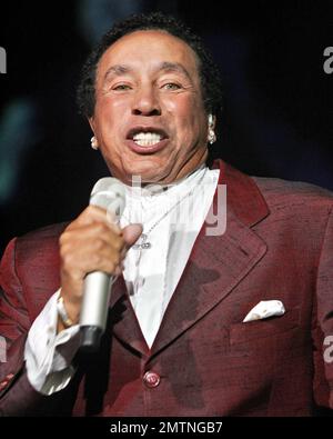 Smokey Robinson si esibisce al Diamond Ball & Private Concert a beneficio della Miami Children's Hospital Foundation presso l'American Airlines Arena di Miami, Florida. 10/4/08. Foto Stock