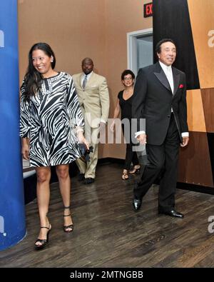 Smokey Robinson si esibisce al Diamond Ball & Private Concert a beneficio della Miami Children's Hospital Foundation presso l'American Airlines Arena di Miami, Florida. 10/4/08. Foto Stock