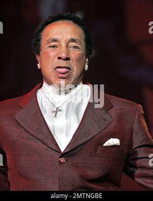 Smokey Robinson si esibisce al Diamond Ball & Private Concert a beneficio della Miami Children's Hospital Foundation presso l'American Airlines Arena di Miami, Florida. 10/4/08. Foto Stock