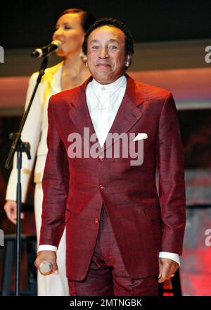 Smokey Robinson si esibisce al Diamond Ball & Private Concert a beneficio della Miami Children's Hospital Foundation presso l'American Airlines Arena di Miami, Florida. 10/4/08. Foto Stock