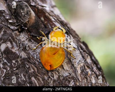 Spilla ambrata a forma di ragno, realizzata in URSS. Foto Stock