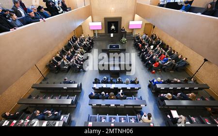 Magonza, Germania. 01st Feb, 2023. Gli ospiti si sono riuniti in una cerimonia nella Sinagoga Nuova. Durante la cerimonia viene presentato il certificato di riconoscimento del patrimonio mondiale dell'UNESCO dei cosiddetti siti di Schum. La designazione sta per la Renania-Palatinato città di Speyer, Worms e Magonza, che erano centri di apprendimento ebraico nel Medioevo. I siti sono stati inclusi nella Lista del Patrimonio Mondiale dell'UNESCO, l'Organizzazione delle Nazioni Unite per l'Educazione, la Scienza, la Cultura e la comunicazione con sede a Parigi, nel luglio 2021. Credit: Arne Dedert/dpa/Alamy Live News Foto Stock