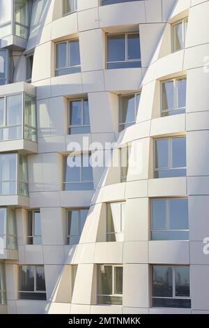 Particolare della facciata bianca. Prospect Place Battersea Power Station Frank Gehry, Londra, Regno Unito. Architetto: Frank Gehry, 2022. Foto Stock