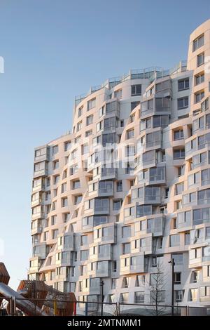 Facciata increspata illuminata dal sole di Prospect Place. Prospect Place Battersea Power Station Frank Gehry, Londra, Regno Unito. Architetto: Frank Gehry, 2022. Foto Stock