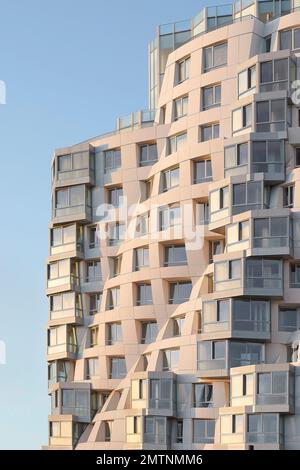 Facciata esterna increspata di Prospect Place. Prospect Place Battersea Power Station Frank Gehry, Londra, Regno Unito. Architetto: Frank Gehry, 2022. Foto Stock