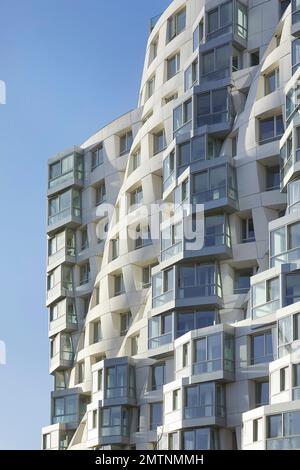 Facciata increspata illuminata dal sole di Prospect Place. Prospect Place Battersea Power Station Frank Gehry, Londra, Regno Unito. Architetto: Frank Gehry, 2022. Foto Stock