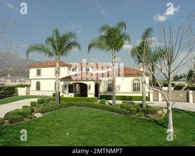 Esclusivo!! Rapper Snoop Dogg sta vendendo questo palazzo di Claremont, CA per $1, $195, $000. La casa è stata originariamente descritta su un episodio di Culle MTV. La casa si estende su oltre 6.500 piedi quadrati con 8 camere da letto, 5,5 bagni, una sala home Theatre, sala studio di registrazione, garage per 4 auto e un'ampia gamma di nuovissimi servizi di lusso ovunque. L'ampia proprietà, di quasi 1 acri, presenta lussureggianti giardini simili a un parco, piscina e spa, pool house e campo da tennis/basket illuminato. La città di Claremont si trova a 30 miglia ad est del centro di Los Angeles. Meglio conosciuto per il suo alto sistema scolastico pubblico e se Foto Stock