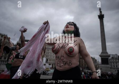 Londra, Regno Unito. 1st febbraio 2023. Le donne anglo-iraniane protestano per la Giornata Mondiale dell’Hijab partecipando a una manifestazione globale di “tumulto del corpo” per difendere la continua repressione delle donne in Iran e sfidare le regole obbligatorie dell’hijab. Segue anche le foto pubblicate dalle donne in Iran che mostrano i loro bras con i loro volti nascosti e gli slogan chiave come “voi siete il pervertito; sono una donna libera” Scatenata dalla morte di Mahsa Amini, 22 anni, in Iran continuano le proteste anti-regime, con migliaia di dimostranti arrestati e condannati a morte. Credit: Guy Corbishley/Alamy Live News Foto Stock