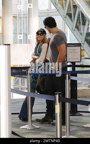 Sofia Vergara e Joe Manganiello condividono una barzelletta mentre arrivano all'aeroporto. Vestiti in jeans, la coppia che ha appena trascorso un weekend romantico nel sud della Florida in un lussuoso hotel fronte spiaggia ha desiderato essere in buoni spiriti dopo aver trascorso tutta la giornata in camera. Sofia ha presentato Joe alla sua famiglia durante il viaggio che sembra essere andato bene. Miami, Florida. 27th luglio 2014. Foto Stock