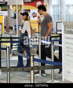 Sofia Vergara e Joe Manganiello condividono una barzelletta mentre arrivano all'aeroporto. Vestiti in jeans, la coppia che ha appena trascorso un weekend romantico nel sud della Florida in un lussuoso hotel fronte spiaggia ha desiderato essere in buoni spiriti dopo aver trascorso tutta la giornata in camera. Sofia ha presentato Joe alla sua famiglia durante il viaggio che sembra essere andato bene. Miami, Florida. 27th luglio 2014. Foto Stock