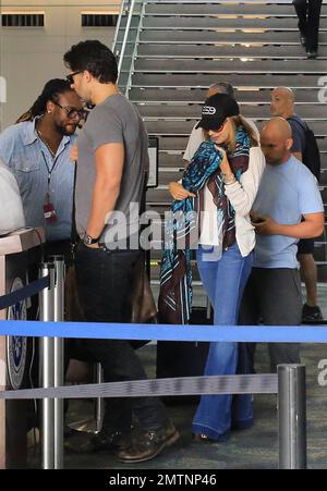 Sofia Vergara e Joe Manganiello condividono una barzelletta mentre arrivano all'aeroporto. Vestiti in jeans, la coppia che ha appena trascorso un weekend romantico nel sud della Florida in un lussuoso hotel fronte spiaggia ha desiderato essere in buoni spiriti dopo aver trascorso tutta la giornata in camera. Sofia ha presentato Joe alla sua famiglia durante il viaggio che sembra essere andato bene. Miami, Florida. 27th luglio 2014. Foto Stock