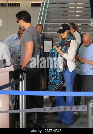 Sofia Vergara e Joe Manganiello condividono una barzelletta mentre arrivano all'aeroporto. Vestiti in jeans, la coppia che ha appena trascorso un weekend romantico nel sud della Florida in un lussuoso hotel fronte spiaggia ha desiderato essere in buoni spiriti dopo aver trascorso tutta la giornata in camera. Sofia ha presentato Joe alla sua famiglia durante il viaggio che sembra essere andato bene. Miami, Florida. 27th luglio 2014. Foto Stock