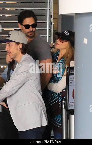 Sofia Vergara e Joe Manganiello condividono una barzelletta mentre arrivano all'aeroporto. Vestiti in jeans, la coppia che ha appena trascorso un weekend romantico nel sud della Florida in un lussuoso hotel fronte spiaggia ha desiderato essere in buoni spiriti dopo aver trascorso tutta la giornata in camera. Sofia ha presentato Joe alla sua famiglia durante il viaggio che sembra essere andato bene. Miami, Florida. 27th luglio 2014. Foto Stock