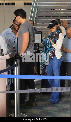 Sofia Vergara e Joe Manganiello condividono una barzelletta mentre arrivano all'aeroporto. Vestiti in jeans, la coppia che ha appena trascorso un weekend romantico nel sud della Florida in un lussuoso hotel fronte spiaggia ha desiderato essere in buoni spiriti dopo aver trascorso tutta la giornata in camera. Sofia ha presentato Joe alla sua famiglia durante il viaggio che sembra essere andato bene. Miami, Florida. 27th luglio 2014. Foto Stock