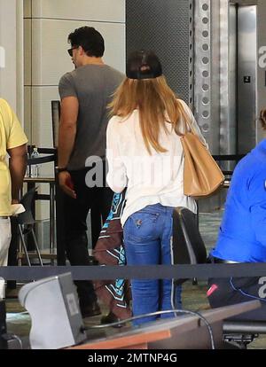 Sofia Vergara e Joe Manganiello condividono una barzelletta mentre arrivano all'aeroporto. Vestiti in jeans, la coppia che ha appena trascorso un weekend romantico nel sud della Florida in un lussuoso hotel fronte spiaggia ha desiderato essere in buoni spiriti dopo aver trascorso tutta la giornata in camera. Sofia ha presentato Joe alla sua famiglia durante il viaggio che sembra essere andato bene. Miami, Florida. 27th luglio 2014. Foto Stock