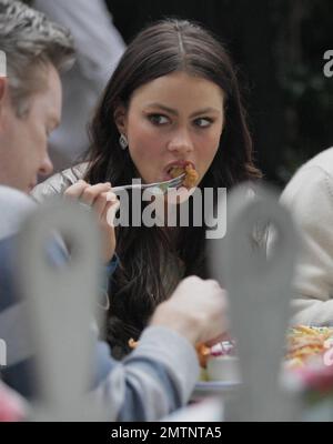 Sofia Vergara e un uomo misterioso pranzo insieme al Ivy. L'attrice/modello è stata avvistata con la testa sulla spalla dell'uomo e sorridendo e ridendo il suo senso attraverso che cosa sembrato essere un pasto molto piacevole. Los Angeles, California. 3/1/08 Foto Stock