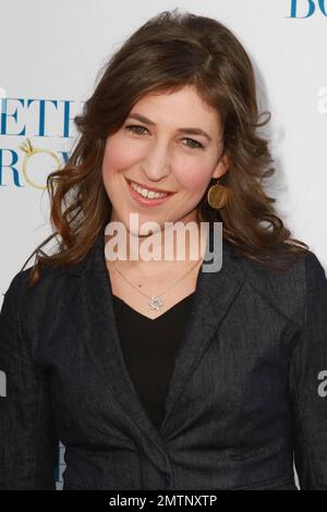 Mayim Bialik alla prima di Warner Brother's Something preso in prestito al Grauman's Chinese Theatre. Los Angeles, California. 05/03/2011. Foto Stock