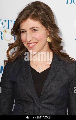 Mayim Bialik alla prima di Warner Brother's Something preso in prestito al Grauman's Chinese Theatre. Los Angeles, California. 05/03/2011. Foto Stock