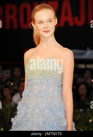 Elle Fanning cammina il tappeto rosso per la prima di 'da qualche parte', diretto e scritto dal vincitore Oscar Sofia Coppola, tenuto presso la Sala Grande Palazzo del Cinema durante il terzo giorno del Festival del Cinema di Venezia del 67th. Venezia, IT. 09/03/10. Foto Stock