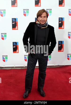 Ricardo Montaner all'epica registrazione di 'Somos El Mundo', la versione in lingua spagnola di 'We are the World'. Adattato in spagnolo da Gloria e Emilio Estefan, la canzone è stata registrata con le benedizioni di Lionel Richie e della tenuta di Michael Jackson. I proventi vanno a beneficio delle vittime del terremoto di Haiti. Miami, Florida. 2/19/10. . Foto Stock