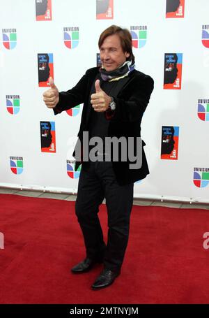 Ricardo Montaner all'epica registrazione di 'Somos El Mundo', la versione in lingua spagnola di 'We are the World'. Adattato in spagnolo da Gloria e Emilio Estefan, la canzone è stata registrata con le benedizioni di Lionel Richie e della tenuta di Michael Jackson. I proventi vanno a beneficio delle vittime del terremoto di Haiti. Miami, Florida. 2/19/10. . Foto Stock