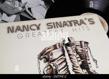 Viersen, Germania - 8. Giugno 2022: Primo piano dell'album di copertina del disco in vinile della cantante Nancy Sinatra Foto Stock