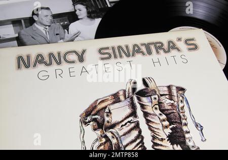 Viersen, Germania - 8. Giugno 2022: Primo piano dell'album di copertina del disco in vinile della cantante Nancy Sinatra Foto Stock
