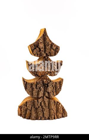 Un lavoro in legno rilasciato in studio come un albero di legno di Natale su uno sfondo bianco Foto Stock