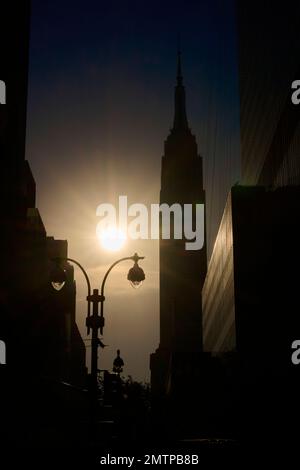 L'Empire state Building, stagliato dal sole. Foto Stock
