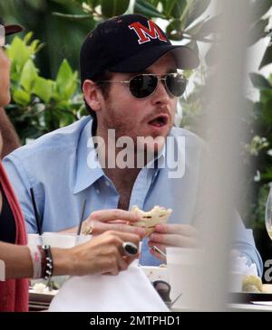 Stacy Keibler sfoca la sua figura perfetta in un piccolo bikini rosa caldo sulla spiaggia nel suo hotel di lusso, il Fontainebleau Miami Beach, prima di pranzo a bordo piscina con Kevin Connolly. Miami, Florida. 12/31/09. Foto Stock