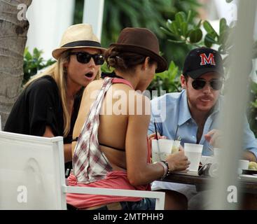 Stacy Keibler sfoca la sua figura perfetta in un piccolo bikini rosa caldo sulla spiaggia nel suo hotel di lusso, il Fontainebleau Miami Beach, prima di pranzo a bordo piscina con Kevin Connolly. Miami, Florida. 12/31/09. Foto Stock