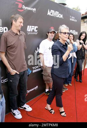 Jamie Lee Curtis partecipa al vantaggio Stand Up for Skateparks per la Tony Hawk Foundation presso Green Acres Estate. L'esclusivo carnevale incentrato sulla famiglia presenta le icone dello skateboard e della BMX sulla rampa personale di Hawk, oltre a giochi, cibo, aste e una performance acustica di Social Distortion. I proventi aiutano a creare skateparks pubblici gratuiti di qualità nelle comunità a basso reddito in tutti gli Stati Uniti Los Angeles, California. 11/9/08. Foto Stock