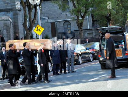 I membri di Ronan Keating e Boyzone Mikey Graham, Shane Lynch e Keith Duffy portano la bara di Stephen Gately dopo il funerale di Gately a St. Chiesa di Laurence o'Toole. Un membro fondatore della prima band irlandese, Boyzone, Stephen Gately è stato trovato morto all'età di 33 anni mentre era in vacanza a Maiorca. È riferito che un'autopsia ha rivelato che Stephen è morto da edema polmonare acuto, un accumulo di liquido nei suoi polmoni. Gately è stato un campione dei diritti gay dopo essere uscito nel 1999 ed è entrato in un'Unione civile con Andrew Cowles nel 2006. Dublino, Irlanda. 10/17/09. Foto Stock