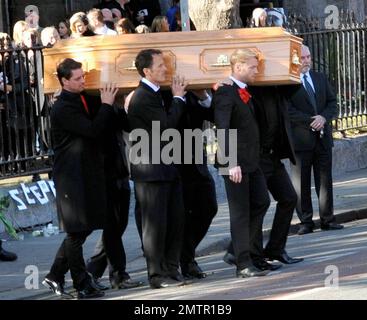 I membri di Ronan Keating e Boyzone Mikey Graham, Shane Lynch e Keith Duffy portano la bara di Stephen Gately dopo il funerale di Gately a St. Chiesa di Laurence o'Toole. Un membro fondatore della prima band irlandese, Boyzone, Stephen Gately è stato trovato morto all'età di 33 anni mentre era in vacanza a Maiorca. È riferito che un'autopsia ha rivelato che Stephen è morto da edema polmonare acuto, un accumulo di liquido nei suoi polmoni. Gately è stato un campione dei diritti gay dopo essere uscito nel 1999 ed è entrato in un'Unione civile con Andrew Cowles nel 2006. Dublino, Irlanda. 10/17/09. Foto Stock