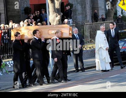 I membri di Ronan Keating e Boyzone Mikey Graham, Shane Lynch e Keith Duffy portano la bara di Stephen Gately dopo il funerale di Gately a St. Chiesa di Laurence o'Toole. Un membro fondatore della prima band irlandese, Boyzone, Stephen Gately è stato trovato morto all'età di 33 anni mentre era in vacanza a Maiorca. È riferito che un'autopsia ha rivelato che Stephen è morto da edema polmonare acuto, un accumulo di liquido nei suoi polmoni. Gately è stato un campione dei diritti gay dopo essere uscito nel 1999 ed è entrato in un'Unione civile con Andrew Cowles nel 2006. Dublino, Irlanda. 10/17/09. Foto Stock