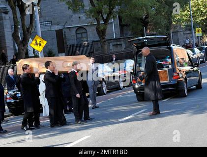 I membri di Ronan Keating e Boyzone Mikey Graham, Shane Lynch e Keith Duffy portano la bara di Stephen Gately dopo il funerale di Gately a St. Chiesa di Laurence o'Toole. Un membro fondatore della prima band irlandese, Boyzone, Stephen Gately è stato trovato morto all'età di 33 anni mentre era in vacanza a Maiorca. È riferito che un'autopsia ha rivelato che Stephen è morto da edema polmonare acuto, un accumulo di liquido nei suoi polmoni. Gately è stato un campione dei diritti gay dopo essere uscito nel 1999 ed è entrato in un'Unione civile con Andrew Cowles nel 2006. Dublino, Irlanda. 10/17/09. Foto Stock