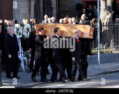 I membri di Ronan Keating e Boyzone Mikey Graham, Shane Lynch e Keith Duffy portano la bara di Stephen Gately dopo il funerale di Gately a St. Chiesa di Laurence o'Toole. Un membro fondatore della prima band irlandese, Boyzone, Stephen Gately è stato trovato morto all'età di 33 anni mentre era in vacanza a Maiorca. È riferito che un'autopsia ha rivelato che Stephen è morto da edema polmonare acuto, un accumulo di liquido nei suoi polmoni. Gately è stato un campione dei diritti gay dopo essere uscito nel 1999 ed è entrato in un'Unione civile con Andrew Cowles nel 2006. Dublino, Irlanda. 10/17/09. Foto Stock