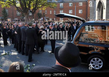 Margaret, madre di Stephen Gately, è confortata da amici e familiari, mentre i portieri paul Ronan Keating e i membri di Boyzone Mikey Graham, Shane Lynch e Keith Duffy si guardano al funerale di Gately a St. Chiesa di Laurence o'Toole. Un membro fondatore della prima band irlandese, Boyzone, Stephen Gately è stato trovato morto all'età di 33 anni mentre era in vacanza a Maiorca. È riferito che un'autopsia ha rivelato che Stephen è morto da edema polmonare acuto, un accumulo di liquido nei suoi polmoni. Gately è stato un campione dei diritti gay dopo essere uscito nel 1999 ed è entrato in un'Unione civile con Andrew Cowles nel 2006. Dubl Foto Stock