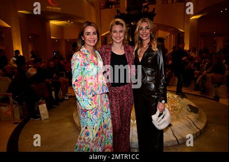 Bettina Cramer, Britta Heidemann und Annika Gassner bei der Anja Gockel Fashion Show 'sense' auf der Berlin Fashion Week Autunno/Inverno 2023 im Foto Stock