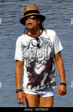 Sessanta tre anni giudice 'American Idol' e Aerosmith rocker Steven Tyler va casual in una t-shirt e qualche pantaloncino molto corto che mostra le sue gambe slim come si dirige fuori per un viaggio in barca con un gruppo di ragazzi. Maui, Ciao. 6/8/11. Foto Stock