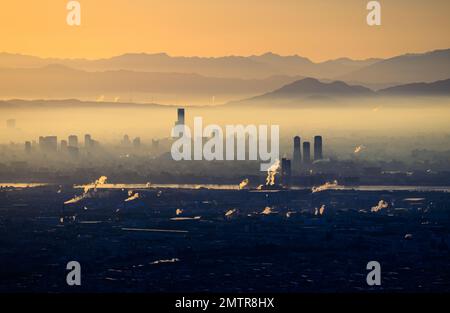 Spesso strato di foschia sulla città industriale all'alba Foto Stock