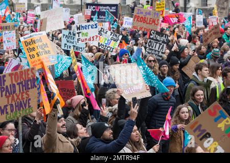 Londra, Regno Unito, 2 febbraio 2023: Il centro di Londra è stato bloccato dal momento che più di 30.000 insegnanti, personale universitario, tutor FE e alleati di altri sindacati hanno marciato da Portland Place a Whitehall. Molte scuole sono chiuse alla maggior parte degli alunni oggi e domani, mentre un'azione industriale si svolge in una protesta per le retribuzioni, le pensioni e le condizioni di lavoro. Anna Watson/Alamy Live News Foto Stock