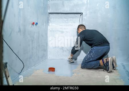 impermeabilizzazione del pavimento del bagno in un nuovo edificio Foto Stock